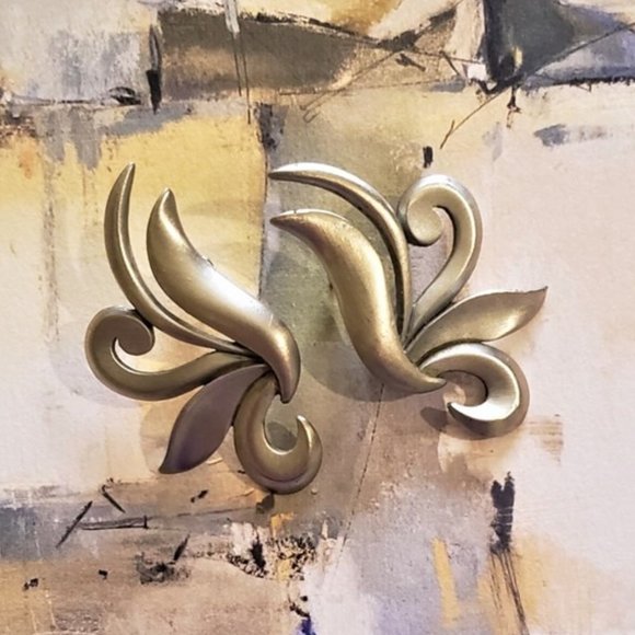 RARE Vintage Silvertone Earrings by Jonette - Picture 8 of 9